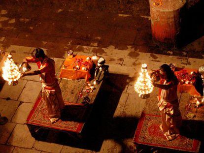 Un momento de la ceremonia hinduista Ganga Aartie, en la que se mezcla danza, fuego y ofrenda,
