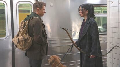 Jeremy Renner y Hailee Steinfeld en 'Ojo de Halcón'.