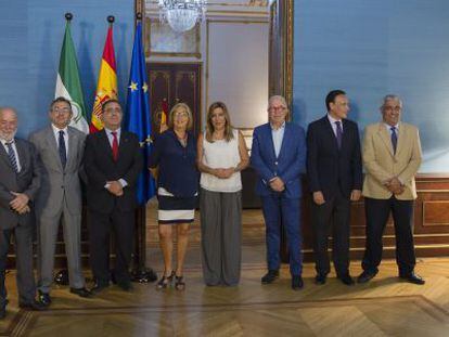 La presidenta de la Junta, Susana D&iacute;az, con los rectores de universidades andaluzas, en Sevilla. 