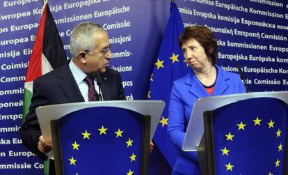El primer ministro de la Autoridad Palestina, Salam Fayyad, y la alta representante de la UE Catherine Ashton, este lunes en Bruselas.