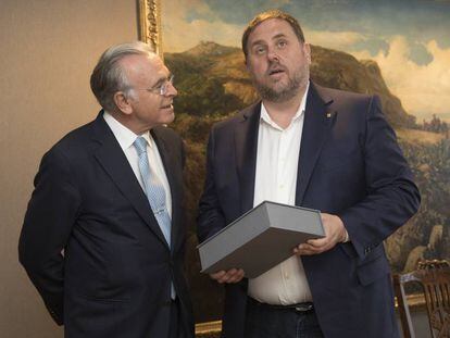 Junqueras sosté un exemplar d'una obra de Camilo José Cela que li va regalar el president de la Fundació La Caixa, Isidre Fainé.