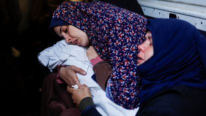 La madre de unos mellizos nacidos durante la actual guerra en Gaza llora sus muertes en un ataque israelí en Rafah, este domingo.