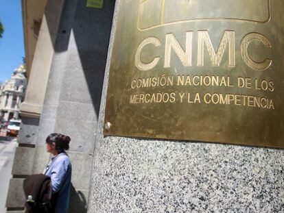 Placa de la CNMC en la entrada a su sede en Madrid.