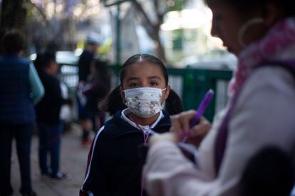 Una niña con mascarilla, hoy en Ciudad de México.
