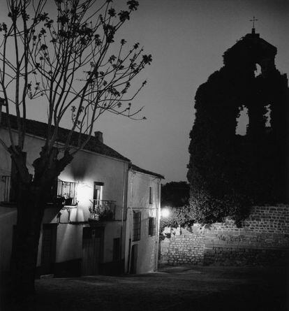 “La singularidad de la iglesia de San Lorenzo era su alta espadaña sin campanas, pero cubierta de hiedra”.