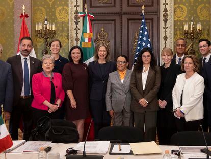 Los equipos de trabajo de EE UU y México reunidos en Palacio Nacional, el 25 de julio.