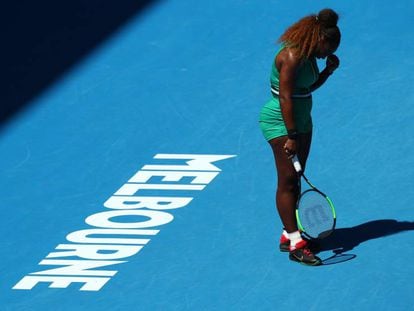 Serena Williams se lamenta durante el partido contra Pliskova.