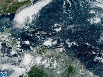Una imagen de satélite en la que se registra la localización del huracán 'Ian', de categoría 4, este miércoles.