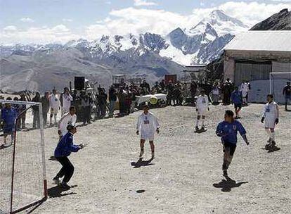 Imagen del partido amistoso disputado en el monte Chacaltaya, a más de 5.400 metros de altitud
