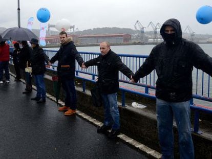 Una parte de la cadena humana en el puente de As Pías