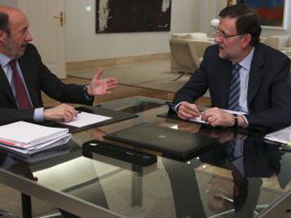 El presidente del Gobierno, Mariano Rajoy,  y el secretario general del PSOE, Alfredo P&eacute;rez Rubalcaba, en el palacio de la Moncloa. 