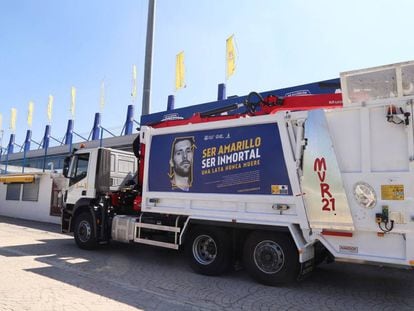 Camión de recogida de basura de Alcorcón, con la nueva campaña publicitaria del reciclaje de latas.