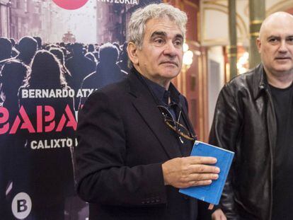 Bernardo Atxaga y Calixto Bieito en el Teatro Arriaga. 