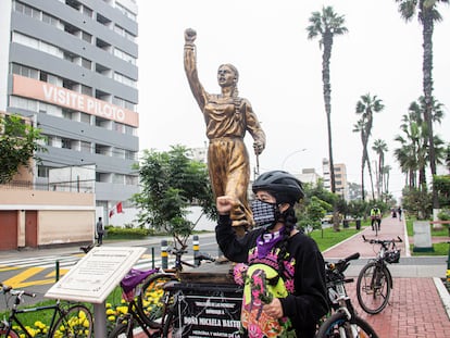 Mariela Meza es feminista y activista del ciclismo en Lima, Perú. Se mueve constantemente en el vehículo a pesar del acoso y de la falta de ciclovías en la ciudad.