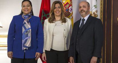 De derecha a izquierda, Fadel Benyaich, Susana Díaz y Meriem Bensalah-Chaqroun, en Sevilla.
