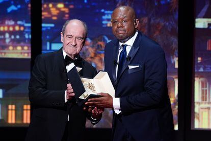 El actor estadounidense Forest Whitaker recibe la Palma de Oro Honorífica de manos del presidente del Festival de Cannes, el francés Pierre Lescure, durante la ceremonia de apertura del certamen celebrada el martes.