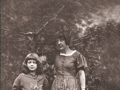 Marina Tsvietáieva y su hija Ariadna Efron, en Praga en 1924.