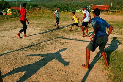 Numa cidade de 11 mil habitantes ao sul do estado do Tocantins, um grupo de meninos estreiam a bola nova no campinho da localidade.