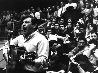 Raimon, en el concierto de la Facultad de Económicas el 18 de mayor de 1968.