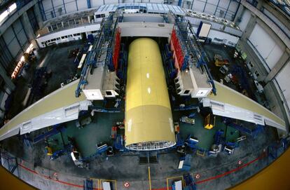 Ensamblaje de alas en el A330 de Airbus.