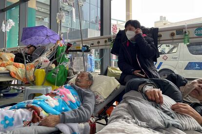 Pacientes en la sala de emergencias de un hospital de Shanghái, en una imagen tomada este jueves.