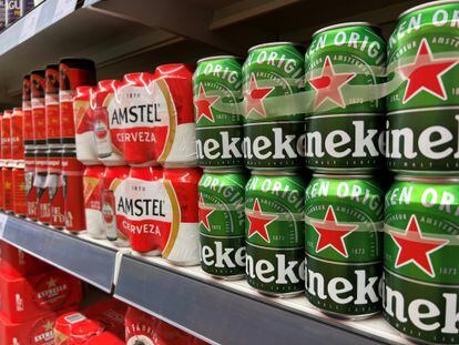 Latas de cervezas Heineken en el lineal de un supermercado.