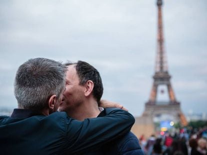 Dos hombres se besan en la plaza del Trocadero, en Par&iacute;s.