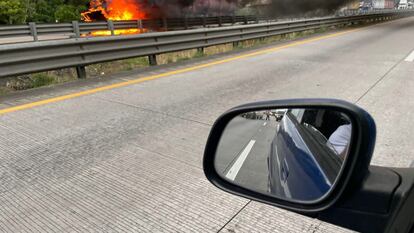 Tráiler quemado en balacera en Orizaba, Veracruz el 12 de septiembre de 2022.