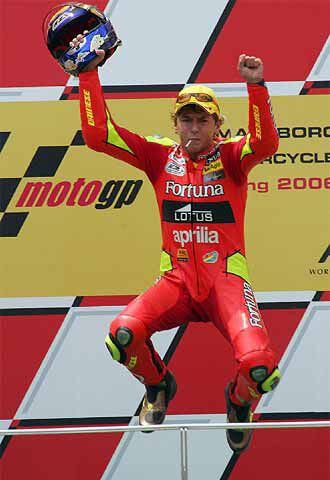Lorenzo celebra en el podio su triunfo en 250cc.