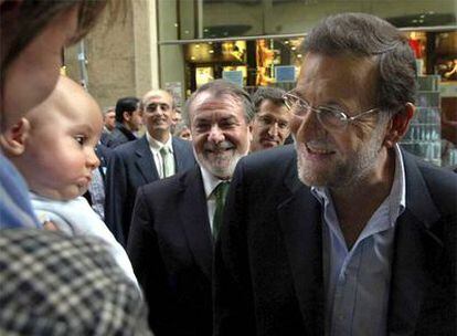 Rajoy, acompañado de Mayor Oreja y Núñez Feijóo, durante el recorrido por las calles de la ciudad antes de participar en un mitin de campaña.