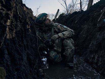 Un soldado ucranio, el domingo en una trinchera del frente de Bajmut.