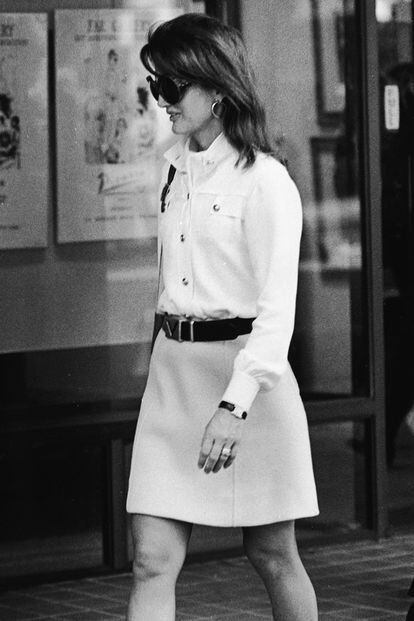 Las minifaldas de corte 'A' también fueron una seña reconocible de su estilo. Una prenda sencilla que combinaba con cinturón, camisa y tacón medio.