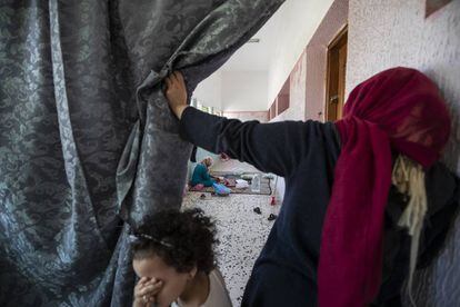 Un grupo de mujeres desplazadas, en un colegio de un barrio de Trípoli.