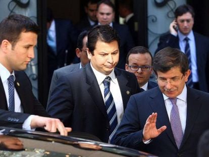 El ministro de Exteriores turco, Ahmet Davutoglu (a la derecha), ayer tras la reuni&oacute;n con el Ej&eacute;rcito en Ankara. 