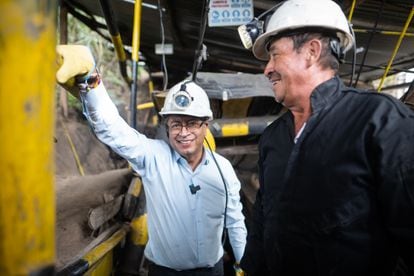 El entonces candidato presidencial Gustavo Petro, ingresa a la mina de carbón El Pino, junto los trabajadores del municipio de Paipa, el 6 de Junio de 2022.