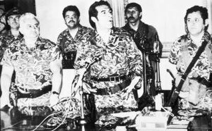 De izquierda a derecha, el general Horacio Maldonado, el general Efraín Ríos Montt, y el coronel Luis Francisco Gordillo, el 23 de marzo de 1982 tras dar el golpe de Estado.