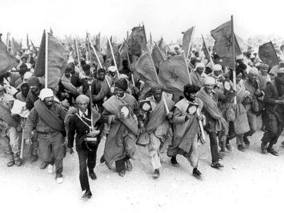 Marroquíes con el Corán en la Marcha Verde, el 6 del 11 de 1975.