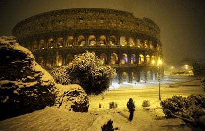 El Coliseo de Roma, bajo la intensa nevada.