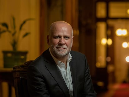 El presidente del Senado chileno, el socialista Álvaro Elizalde, fotografiado tras la entrevista con EL PAÍS en los pasiillos de la exsede del Congreso en Santiago, el 14 de marzo de 2022.