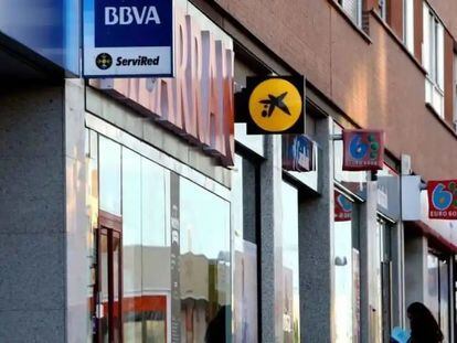 Varias sucursales bancarias, agrupadas en una calle de Madrid.