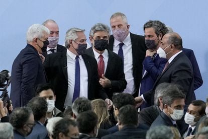 El presidente argentino, Alberto Fernández, rodeado de sus nuevos ministros, el lunes pasado en Buenos Aires.