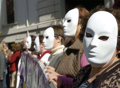 Concentración contra la violencia machista celebrada ayer ante el Ayuntamiento de Granada.