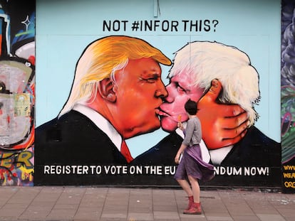 Un mural muestra al expresidente de Estados Unidos, Donald Trump, y al exprimer ministro de Reino Unido, Boris Johnson, besándose en Bristol, Inglaterra.