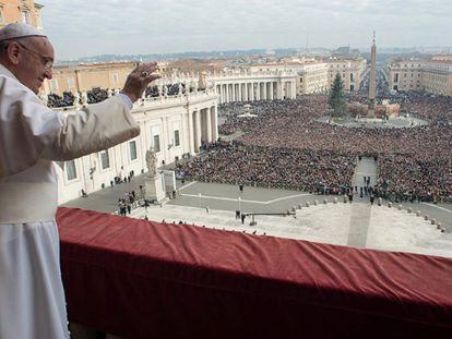 El Papa saluda a los fieles el día de Navidad.
