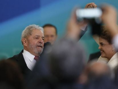Lula y Rousseff, en la toma de posesi&oacute;n como ministro del expresidente, en Brasilia.