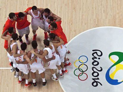 Los jugadores de la selección de España de Baloncesto celebran su victoria frente a Francia.