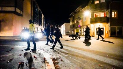 Agentes de la policía de Kongsberg, en el centro de la ciudad, poco después del ataque en el que murieron asesinadas cinco personas el 13 de octubre.