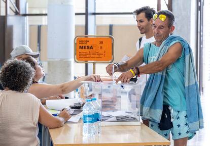Electores en un colegio electoral de Valencia, este domingo.