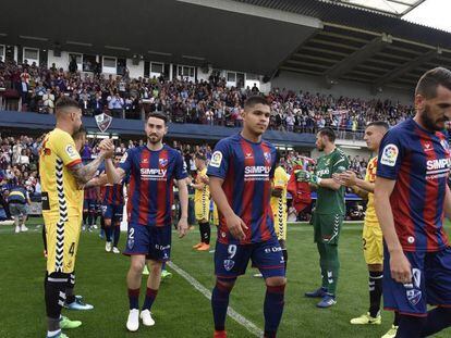 Los jugadores del Nàstic hacen el pasillo a los del Huesca.