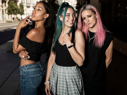 De izquierda a derecha, Tami Nsue, Sonia Gómez y Alba Reig, componentes del grupo Sweet California, en la Gran Vía de Madrid, este miércoles.